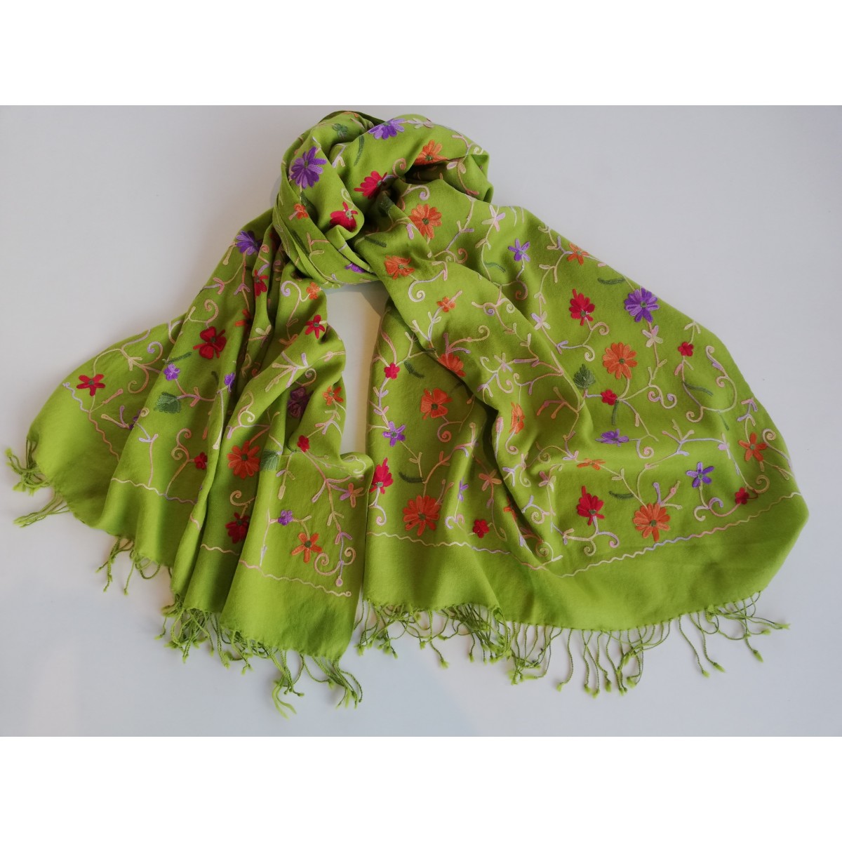 Limegrøn traditionel tørklæde i uld med broderi