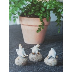 3 høns på æg i keramik fra Nåsgransgaarden 